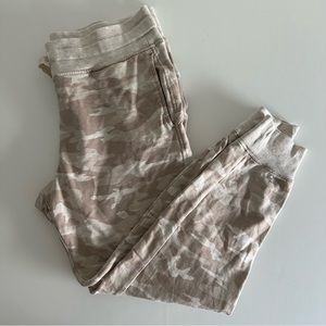 Athleta Balance Jogger Camo creme
